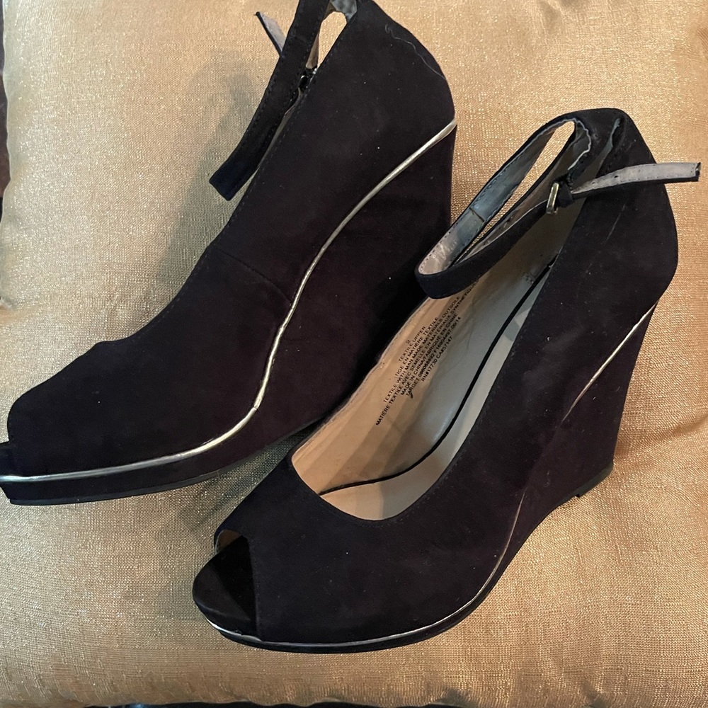 🖤✨Black Wedges with Gold Accent ✨🖤Size 9